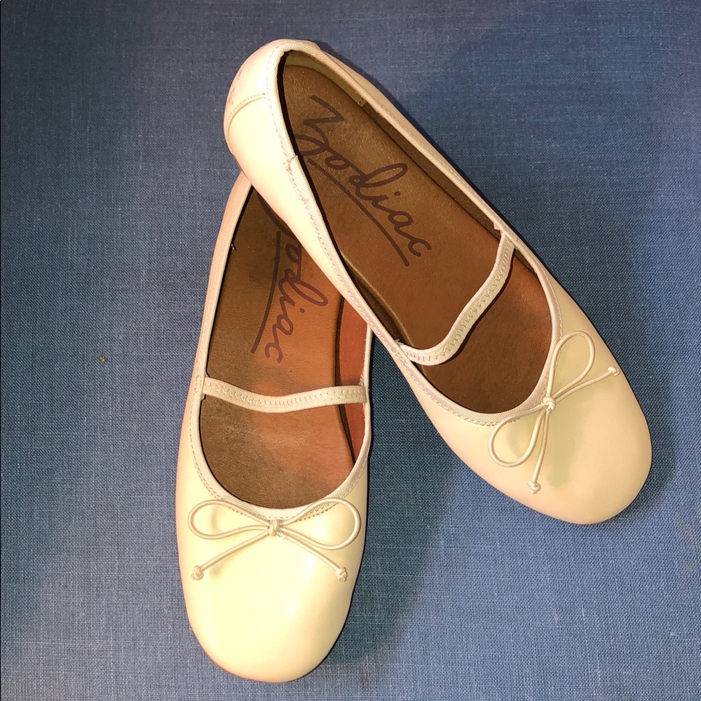 ZODIAC Women’s Cream Ballet Flats with Strap Size9US/40EUR